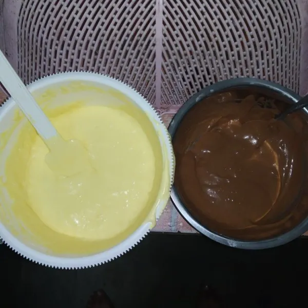 Larutkan coklat bubuk dengan air panas hingga larut, tambahkan adonan secukupnya, aduk rata.