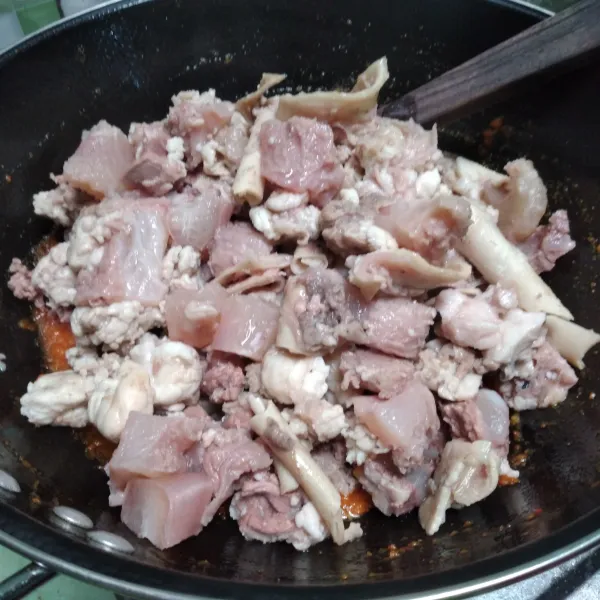 Masukkan koyor sapi lalu aduk rata.