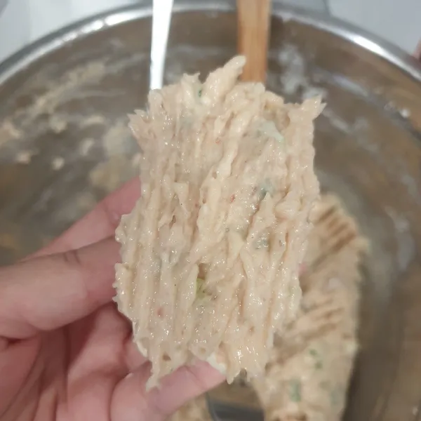 Tempelkan adonan batagor pada tahu, tekan-tekan menggunakan garpu.