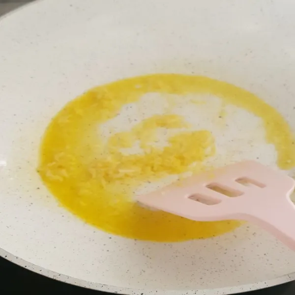 Panaskan margarin hingga meleleh lalu masukkan bawang putih, oseng hingga harum.
