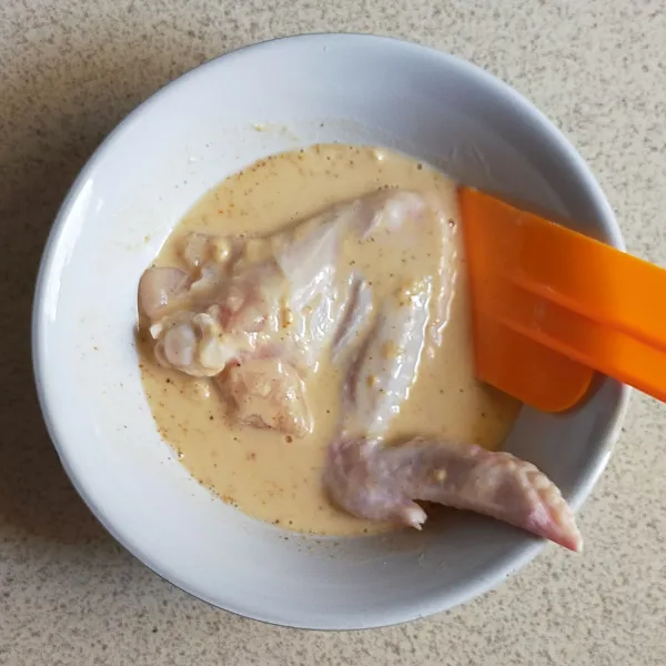 Marinasi ayam dengan bahan tepung basah, lalu diamkan selama 10 menit.