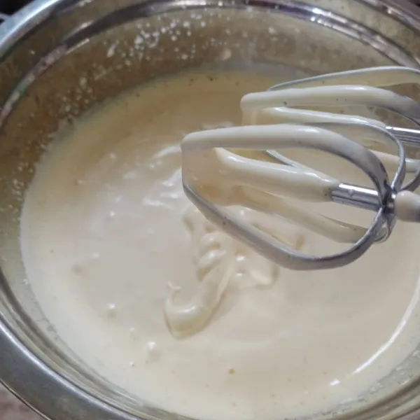 Mixer dengan kecepatan tinggi sampai mengembang.