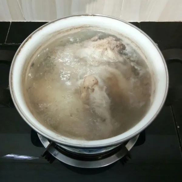 Rebus air dalam panci hingga mendidih. Lalu masukkan ayam. Masak dengan api kecil hingga ayam matang.