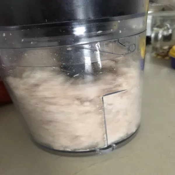 Chopper fillet ayam yang sudah direbus dengan bawang putih.