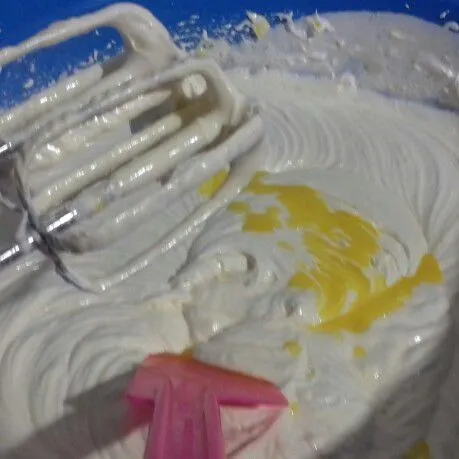 Masukkan margarin, ratakan dengan spatula dengan teknik aduk lipat hingga rata dan tidak ada yang mengendap di bawah.