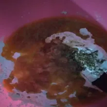 Tumis bawang merah dengan margarin hingga harum. Masukkan ke dalam wadah berisi bahan kering.