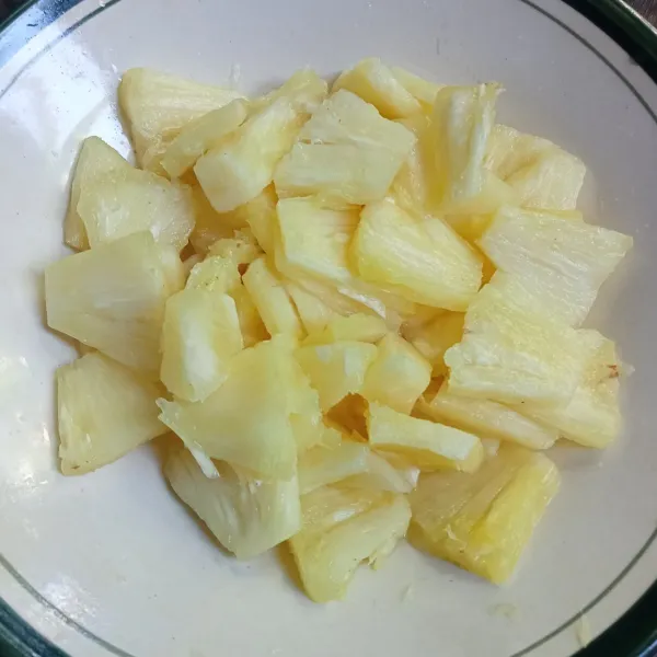 Kupas nanas dan potong-potong.