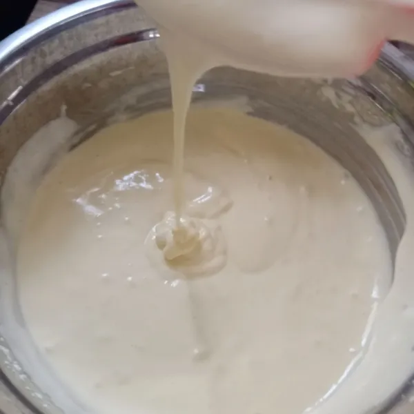 Masukkan margarin yang sudah dicairkan, aduk balik sampai tercampur rata.