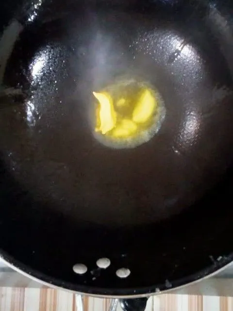 Panaskan margarin dan masukkan bawang putih cincang, masak sampai harum.