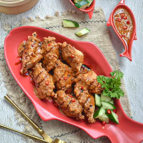 Sajikan batagor bersama pelengkapnya.