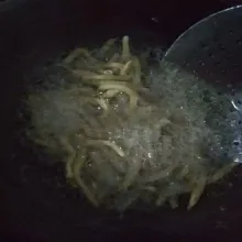 Goreng dalam minyak panas dengan api sedang hingga kuning kecoklatan.