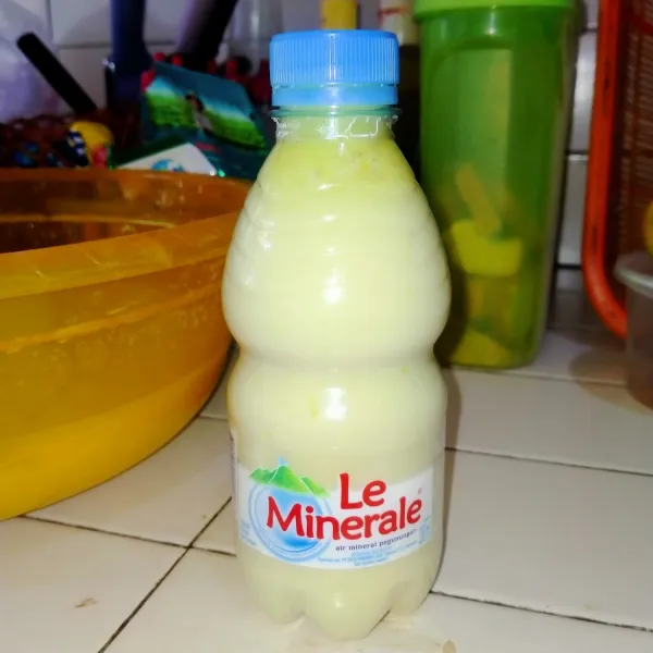 Buat beberapa lubang di tutup botol, lalu isi botol dengan adonan kremesan.