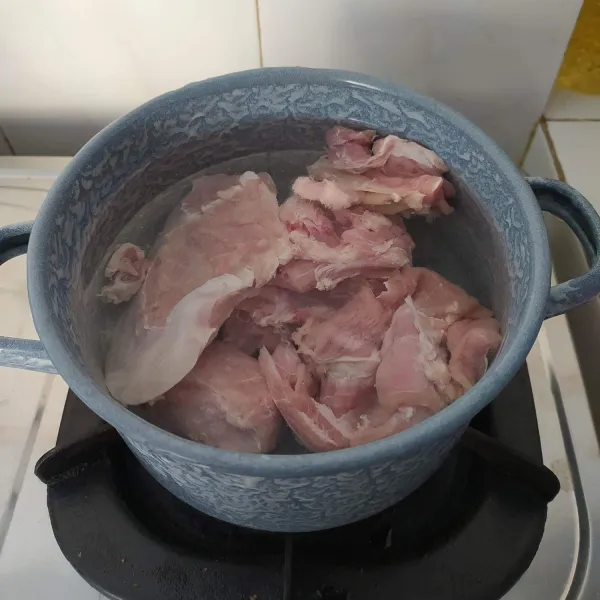 Rebus daging kambing hingga mendidih, buang airnya.