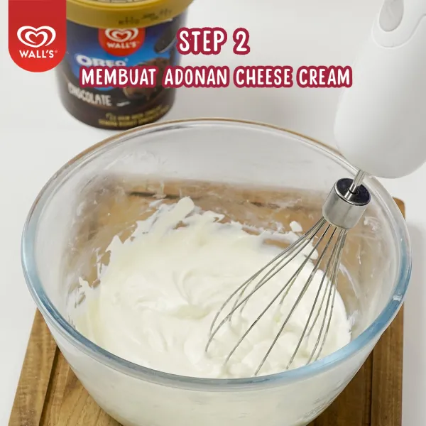 Selanjutnya siapkan cream cheese, gula halus menggunakan wadah bowl dan hand blender hingga halus dan 4. creamy rata lalu masukkan cream perlahan sampai padat.