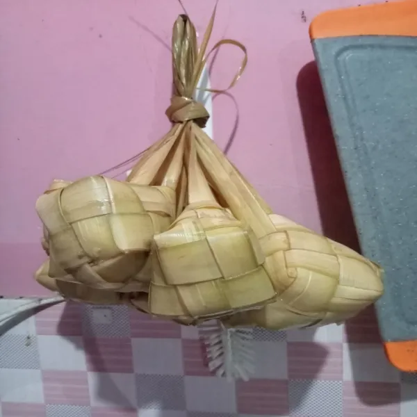 Setelah ketupat terisi penuh, artinya ketupat sudah matang, bisa diangkat dan tiriskan.