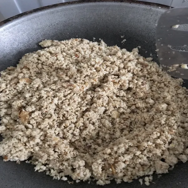 Tumis bawang merah hingga wangi, lalu masukkan daging giling ayam. Tambahkan saus tiram dan bumbu yang lain.