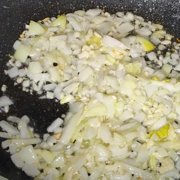 Tumis bawang bombay hingga harum