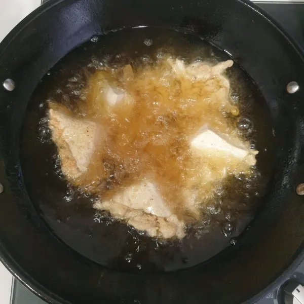 Panaskan minyak goreng, goreng batagor dengan api sedang sampai matang luar dalam dan berwarna coklat keemasan, angkat dan tiriskan.