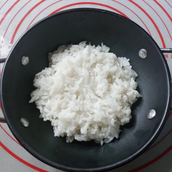 Siapkan nasi panas di piring atau mangkuk.