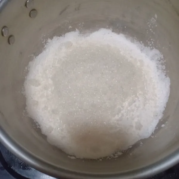 Campurkan tepung hunkwe, gula, garam, dan fiber creme dalam panci aduk rata.