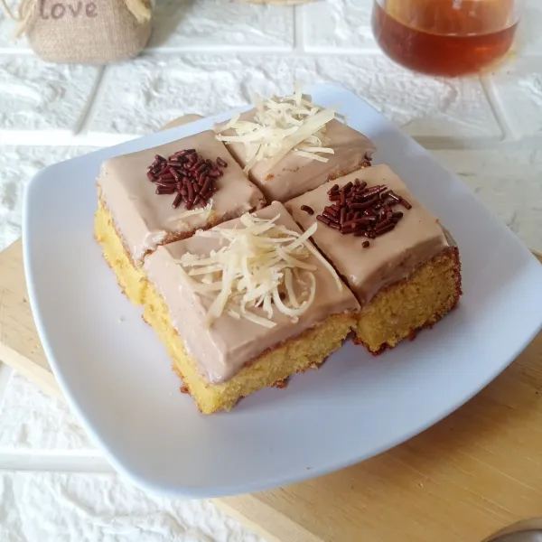 Beri toping sesuai selera. Sajikan.