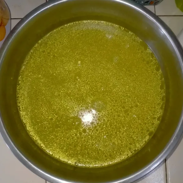 Saring air sisa ungkepan ayam dan ambil 265 ml.