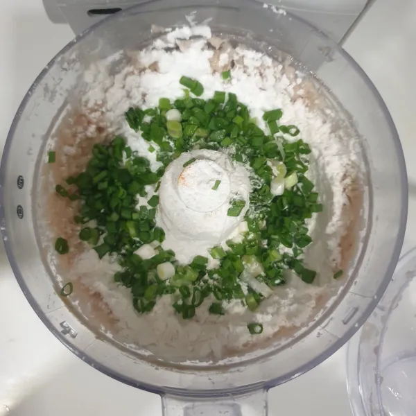 Masukan tepung tapioka dan irisan daun bawang, proses sampai tercampur rata.