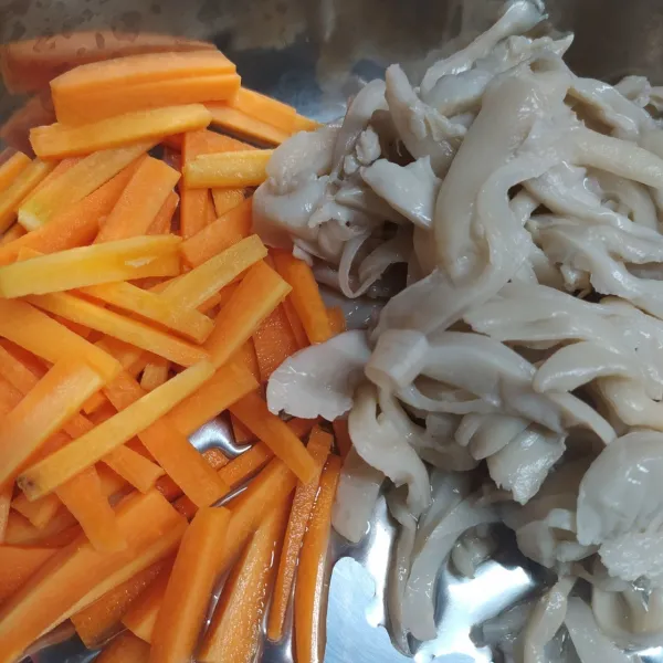 Siapkan bahan. Potong korek wortel dan rebus jamur tiram.