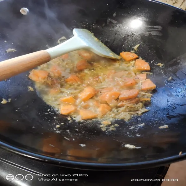 Siapkan minyak untuk menumis bumbu sampai harum, lalu masukkan potongan wortel. Tambahkan air serta garam dan kaldu jamur. Masak dengan api sedang.