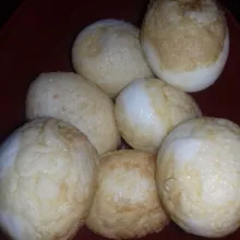Rebus, kupas, lalu goreng telur.