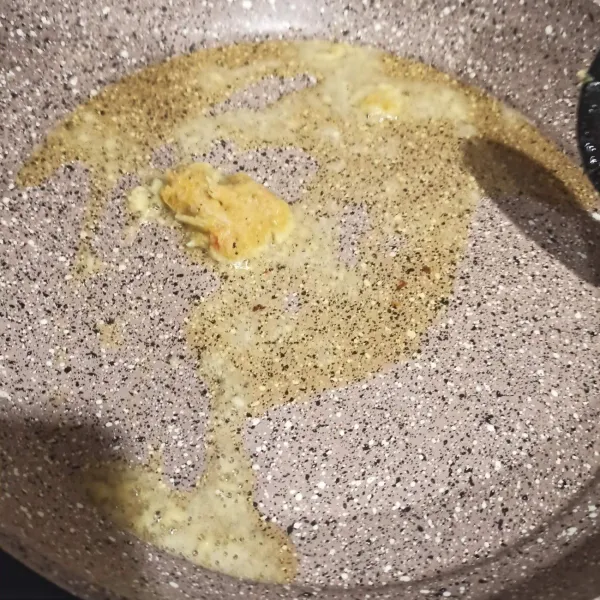 Panaskan 2-3 sdm minyak kemudian tumis bumbu halus hingga harum.