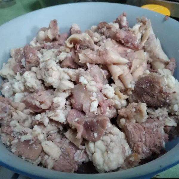 Rebus koyor sapi hingga empuk, tiriskan dan iris kecil-kecil.