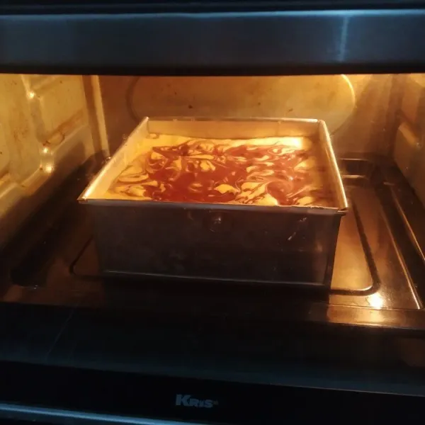 Panggang dalam oven selama 45 menit suhu 160°C atau hingga matang. Tes kematangan dengan menusukkan tusuk sate. Jika tidak ada adonan basah menempel pada tusuk sate, maka bolu sudah matang.