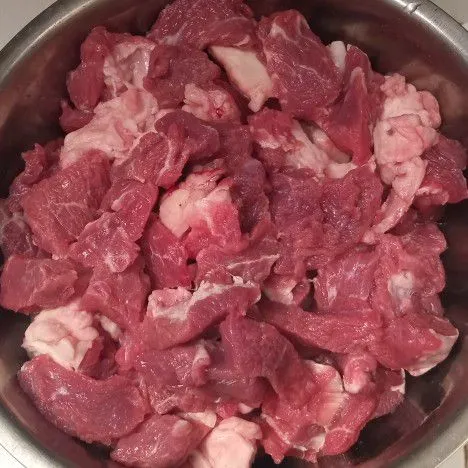 Potong-potong daging sapi. Cuci kemudian tiriskan. Sisihkan dulu.