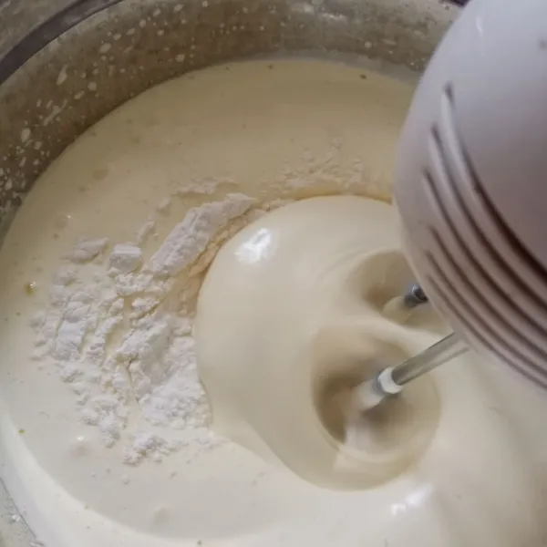 Masukkan campuran terigu, susu, maizena, dan vanili. Aduk rata.