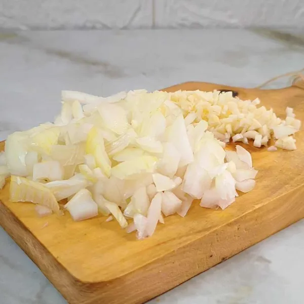 Cincang bawang Bombay dan bawang putih