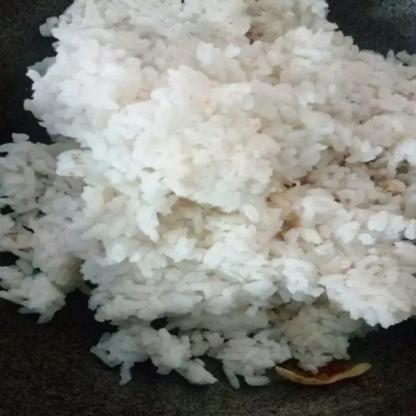 Masukkan nasi, aduk hingga tercampur rata.