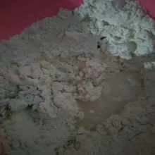 Tambahkan air sedikit demi sedikit. Uleni adonan hingga tercampur rata.