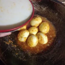 Masukkan santan instan yang sudah dilarutkan dengan air. Tunggu hingga mendidih dan koreksi rasa.