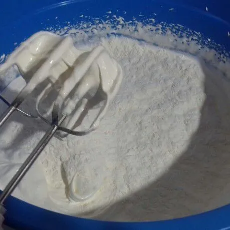 Masukkan tepung sambil diayak, kocok sebentar dengan kecepatan paling rendah.