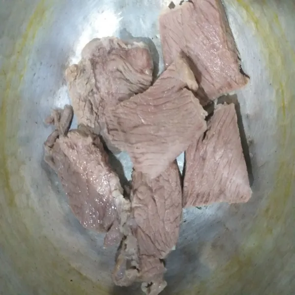 Rebus daging sampai agak empuk. Setelah mendidih, buang busa rebusannya. Rebus daging sampai matang kemudan angkat dan tiriskan. Potong-potong.
