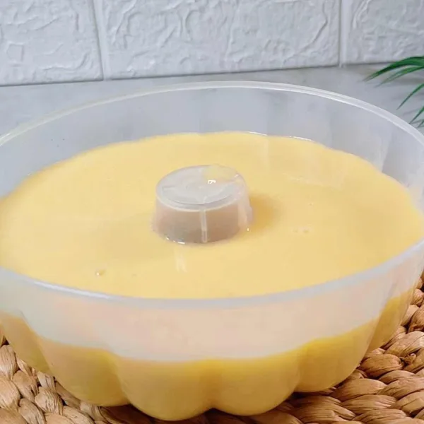 Tuangkan ke loyang pudding ukuran 20, biarkan mengeras di suhu ruang.