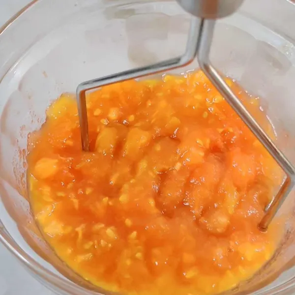 Kupas kulit tomat lalu haluskan