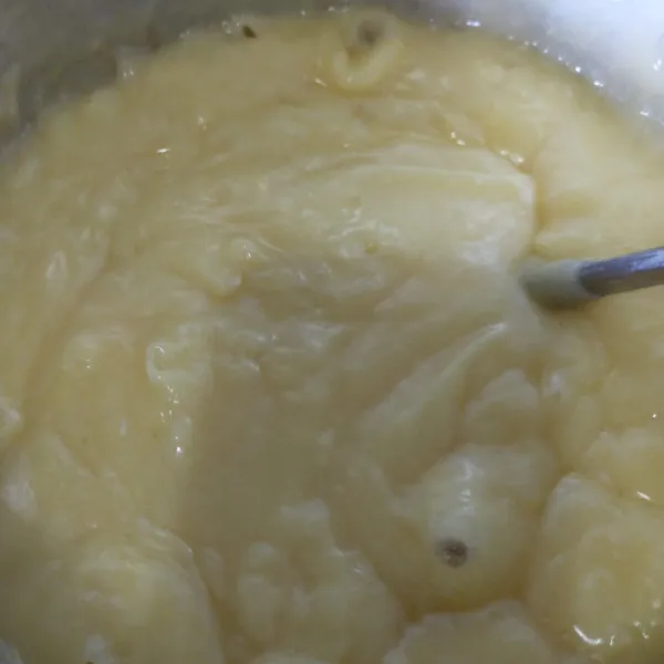 Pada pembuatan vla vanilla, campur semua bahan kecuali margarin, aduk rata dan saring adonan. Masak sampai meletup-letup lalu tambahkan mentega, aduk rata. Matikan api, angkat.