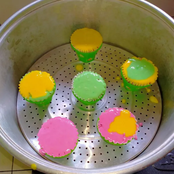 Aduk-aduk adonan agar buih menghilang lalu segera tuang pada cetakan yang telah panas.