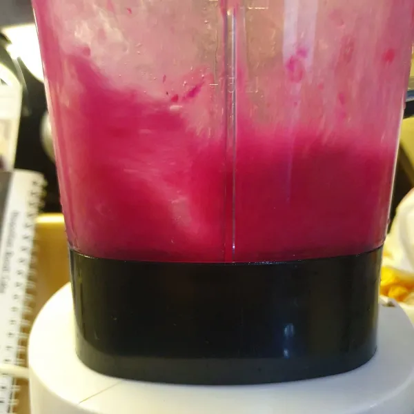 Potong-potong buah naga lalu blender bersama 100 ml air.