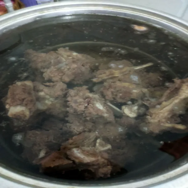 Masak kembali daging dengan 1,5 liter air.