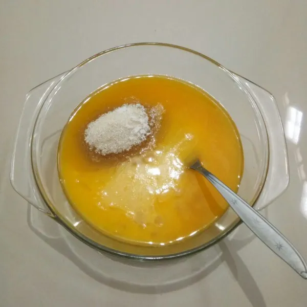 Masukkan gula pasir, telur, vanilla essence, mentega, dan minyak sayur. Aduk rata.