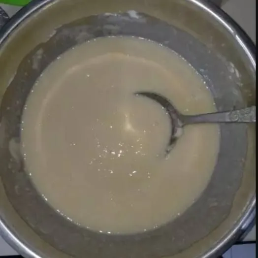 Dalam baskom, campurkan tape, tepung beras, dan tepung terigu, aduk rata. Tuang air gula selagi hangat. Aduk-aduk hingga tape tercampur dan tidak bergerindil.