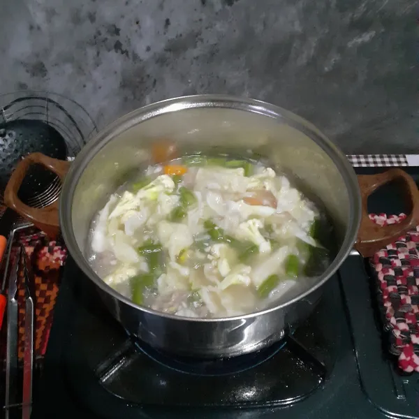 Selanjutnya masukkan buncis, kol, seledri, dan kembang kol secara berurutan.